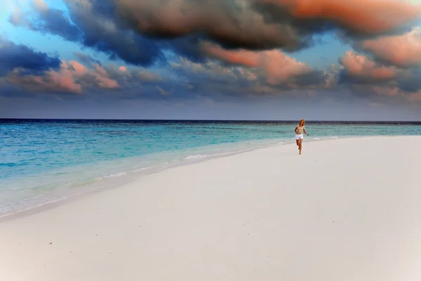 The sporting woman runs on the seashore. Maldives — Stock Photo, Image