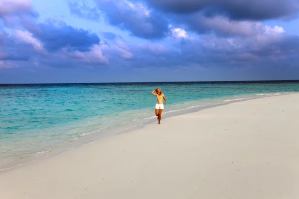 La deportista corre a la orilla del mar. Maldivas — Foto de Stock