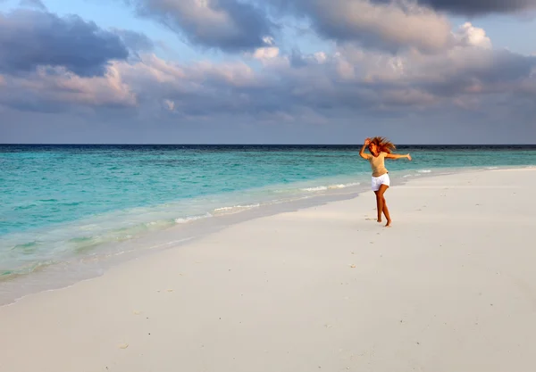 A mulher desportiva corre à beira-mar. Maldivas — Fotografia de Stock