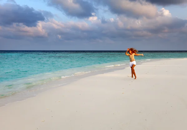 The sporting woman runs on the seashore. Maldives — Stock Photo, Image