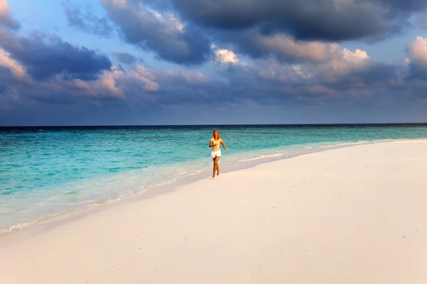 Спортивний жінка працює на самому березі моря. Мальдіви — стокове фото