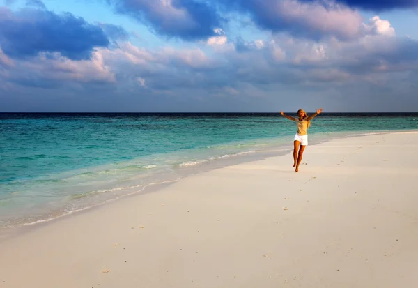 La donna sportiva corre in riva al mare. Maldive — Foto Stock