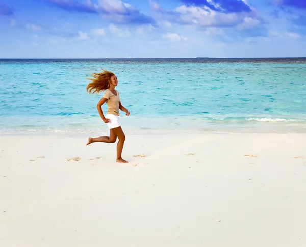 De sportieve vrouw draait op de kust. Maldiven — Stockfoto