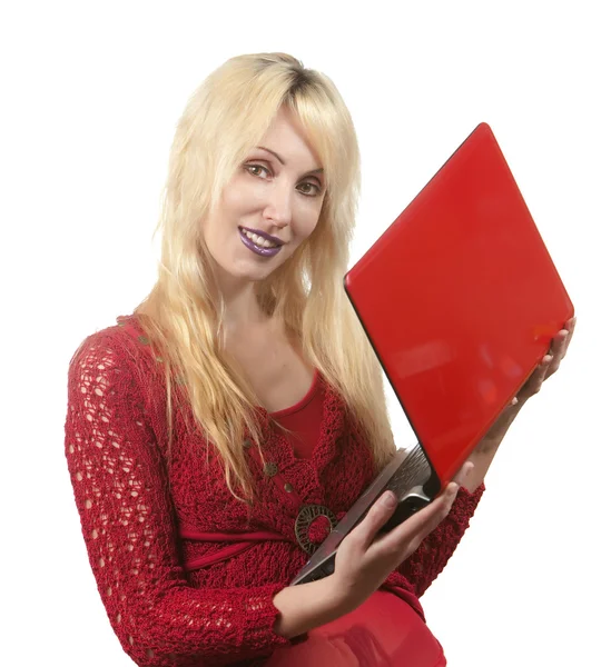La mujer joven hermosa en la blusa roja con el portátil rojo — Foto de Stock