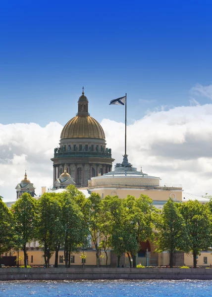 Russland. petersburg. Blick auf die Isaakievsky-Kathedrale durch die Newa — Stockfoto