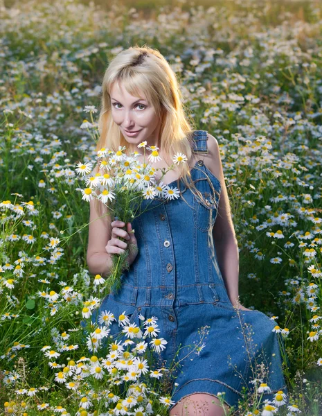 Piękna młoda kobieta szczęśliwy w dziedzinie rumianek — Zdjęcie stockowe