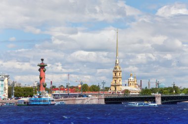 Rusya. Petersburg. bir ok Vasilevski Adası ve rostral sütunlar