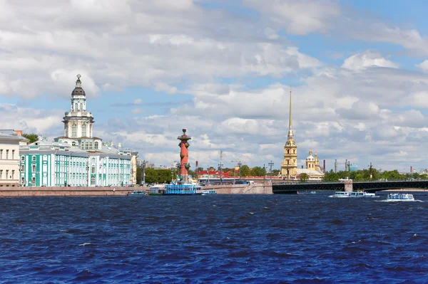 Russia. Pietroburgo. Una freccia dell'isola di Vasilevsky e colonne di Rostral — Foto Stock