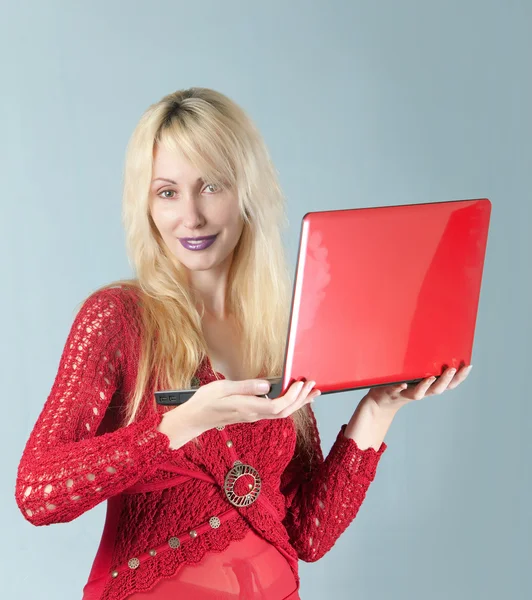 Den unga vackra kvinnan i röd blus med röd laptop — Stockfoto