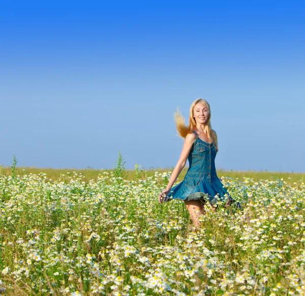 A bela jovem feliz no campo da camomila — Fotografia de Stock