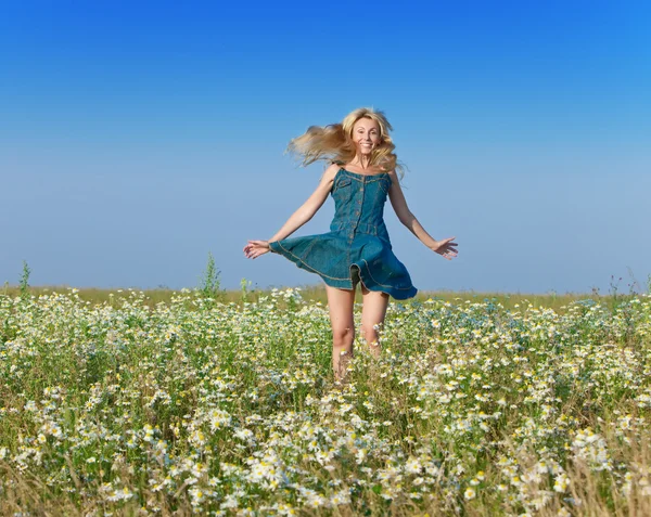 Piękna młoda kobieta szczęśliwa w dziedzinie rumianek — Zdjęcie stockowe