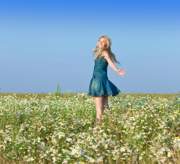 The beautiful happy young woman in the field of chamomile — Stock Photo, Image