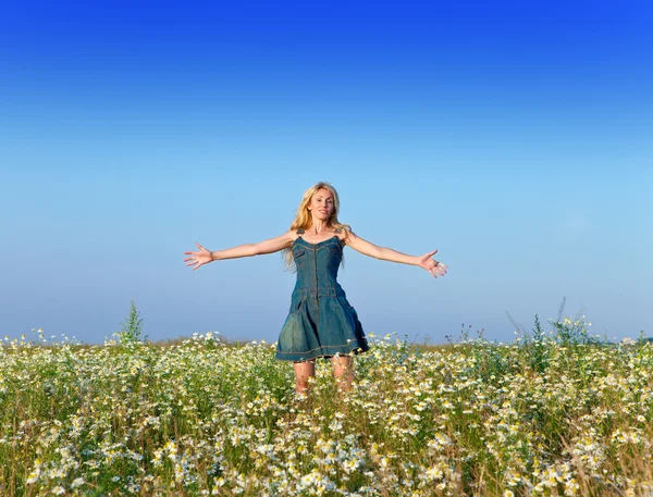 Piękna młoda kobieta szczęśliwa w dziedzinie rumianek — Zdjęcie stockowe