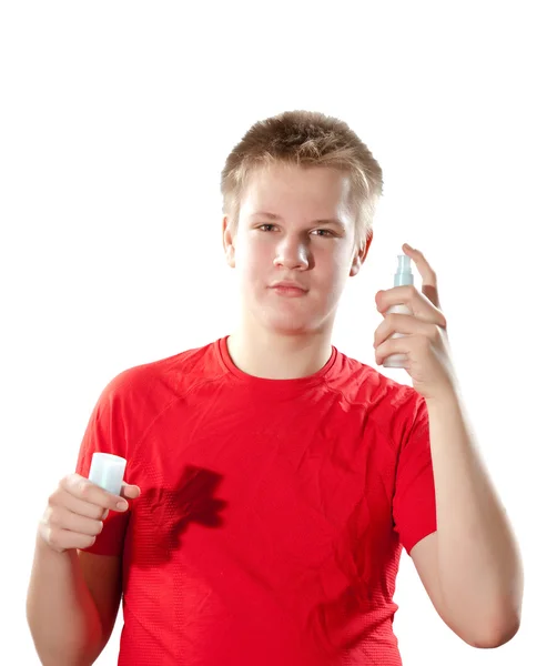 O menino, o adolescente que pulveriza perfume de fragrância — Fotografia de Stock