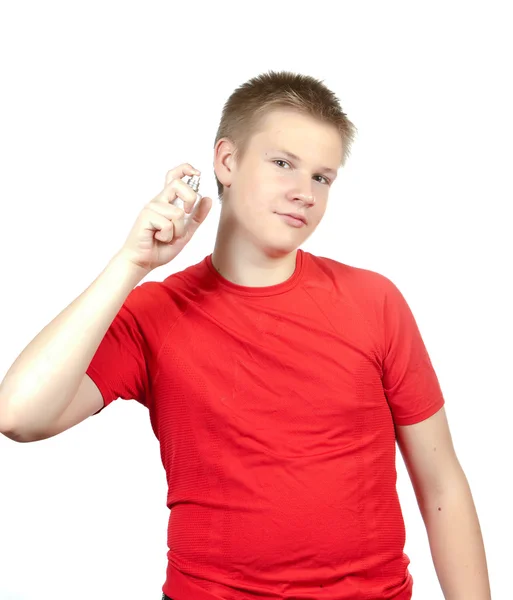 El chico, el adolescente rociando perfume fragancia —  Fotos de Stock