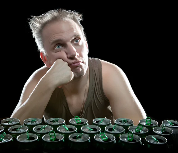 The drunk man and is a lot of empty beer can — Stock Photo, Image
