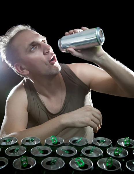 The drunk man and is a lot of empty beer can — Stock Photo, Image