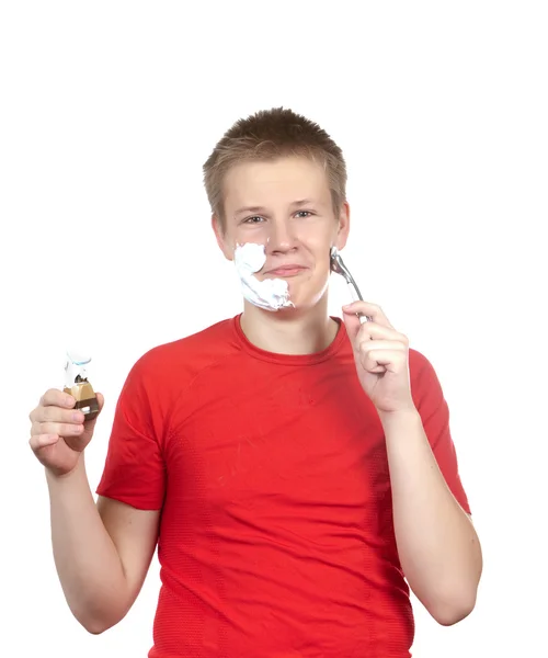 O rapaz, o adolescente a primeira vez tenta fazer a barba e confunde-se . — Fotografia de Stock