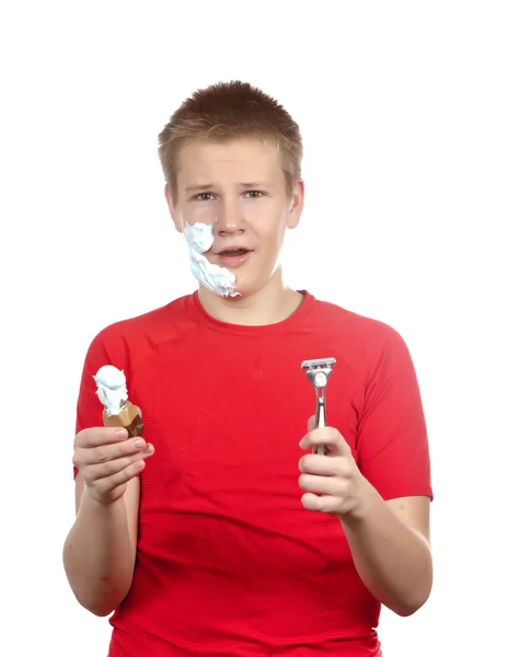 De jongen, de tiener de eerste keer probeert te hebben een scheren en is in de war. — Stockfoto