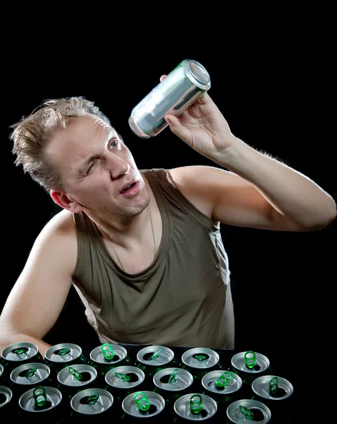 Ressaca. O homem examina, se não há nenhuma gota de cerveja em uma lata — Fotografia de Stock