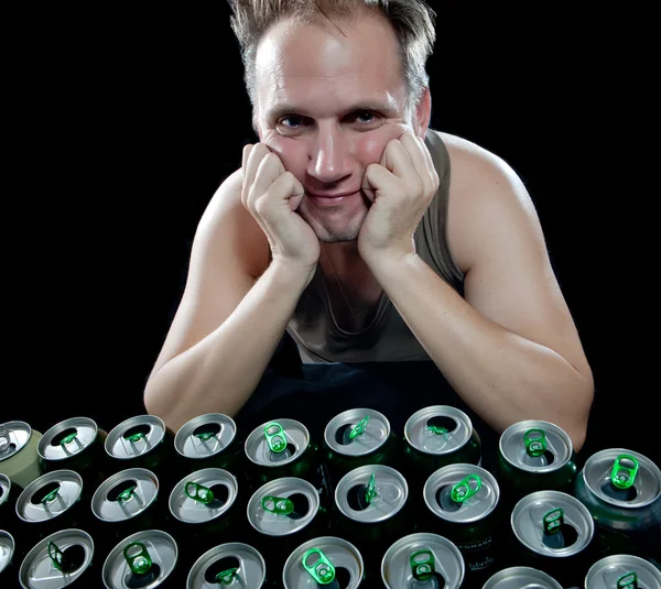 O bêbado e é um monte de lata de cerveja vazia — Fotografia de Stock