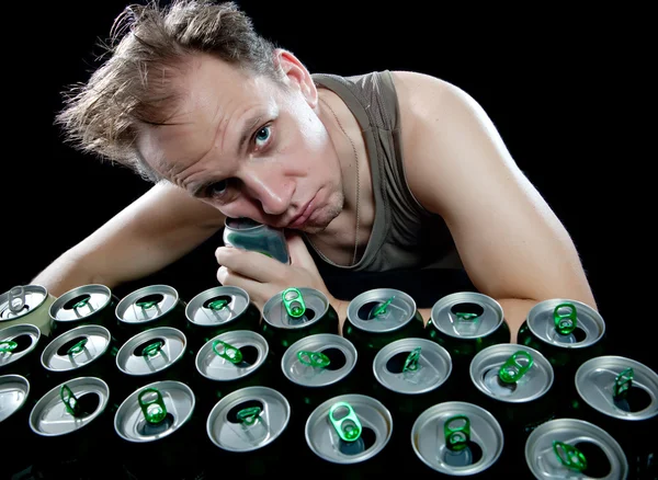 O bêbado e é um monte de lata de cerveja vazia — Fotografia de Stock