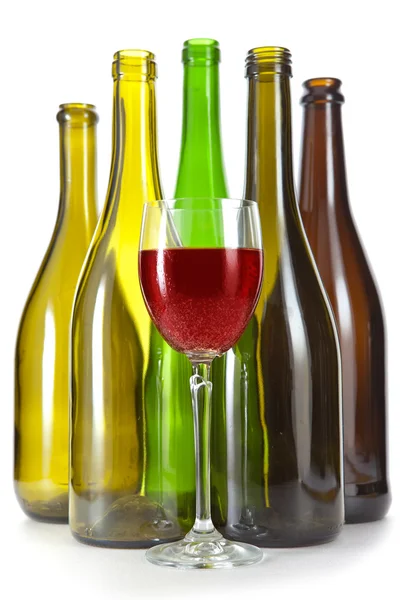 Botellas de vino de colores brillantes y vidrio — Foto de Stock