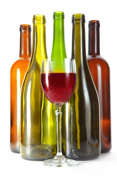 Φωτεινά πολύχρωμα μπουκάλια κρασιού και γυαλί — Φωτογραφία Αρχείου