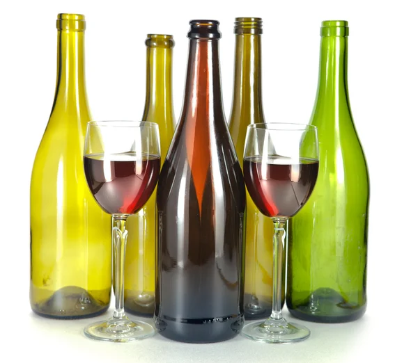 Parlak renkli şarap şişeleri ve cam — Stok fotoğraf