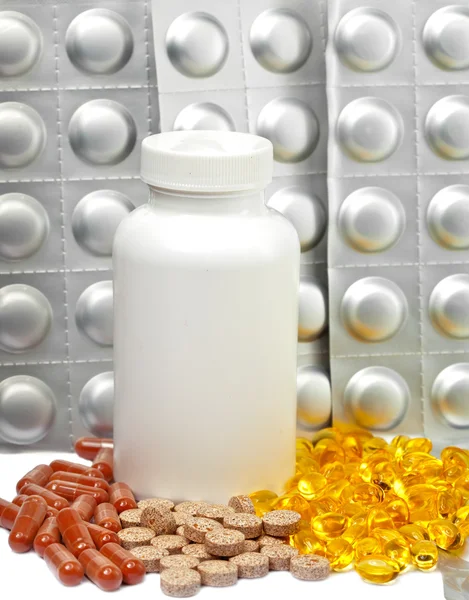 黄色液体胶囊和药品的银色板附近的瓶系列 — 图库照片