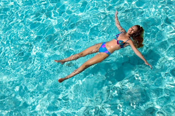 Jeune femme nageant dans la mer — Photo