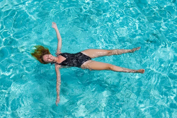 Young woman swiming in sea — Stock Photo, Image