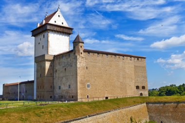 Estonya. Narva. Rusya ile sınır üzerinde antik kale