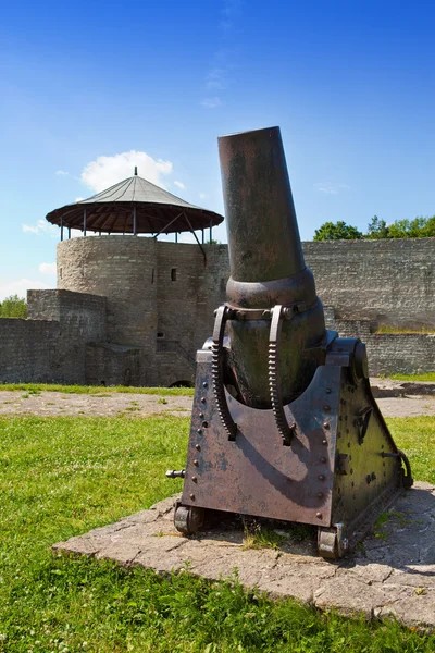 Estónia. Narva. Pistola na fortaleza — Fotografia de Stock