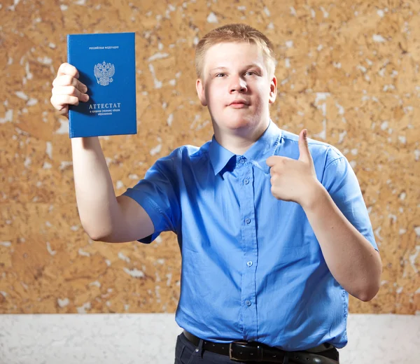 Schoolboy com o certificado sobre a realização de educação na escola .. — Fotografia de Stock