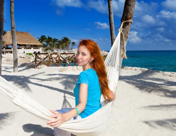 Donna in amaca sullo sfondo dell'oceano e del cielo — Foto Stock