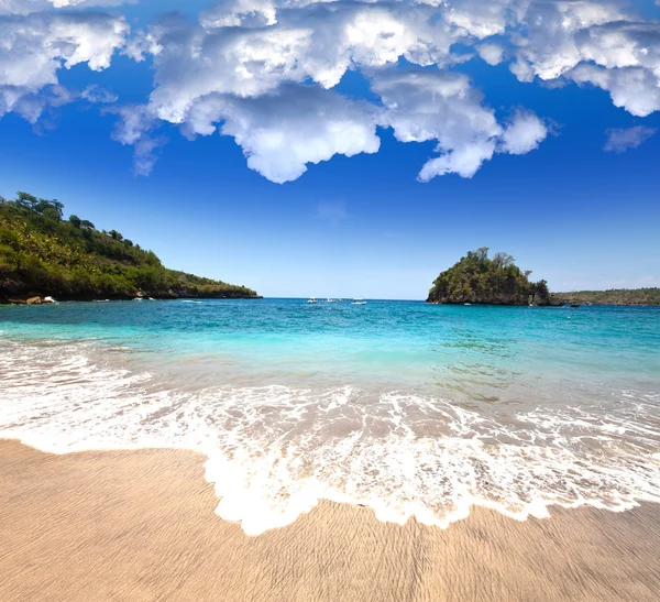 Piaszczysta plaża, morze i zielone wzgórza. Indonezja. Bali — Zdjęcie stockowe