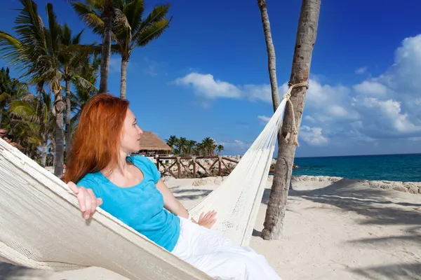 Vrouw in hangmat op achtergrond van ocean en sky — Stockfoto
