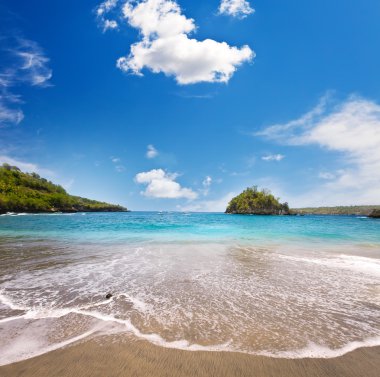 Kumsal deniz ve yeşil tepeleri. Endonezya. Bali