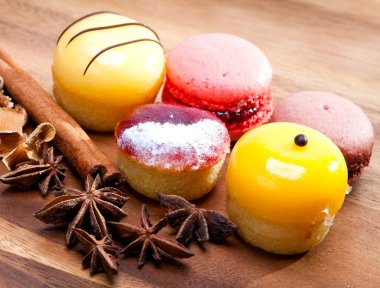 Bir ahşap tepsi küçük kek