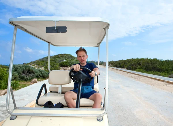 Un uomo in macchina da golf in riva al mare. Messico. Isola delle donne — Foto Stock