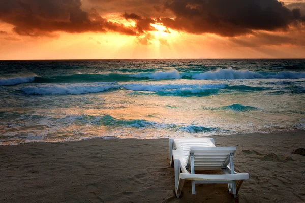 Empty beach chair before sea. Bright sunset, waves — Stock Photo, Image