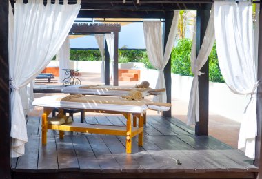 Tropikal bahçedeki Spa prosedürleri için Pavilion