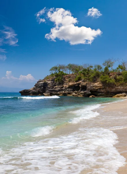 Nézd, a homokos strandtól, a sziklák az óceán. Indonézia, bali — Stock Fotó