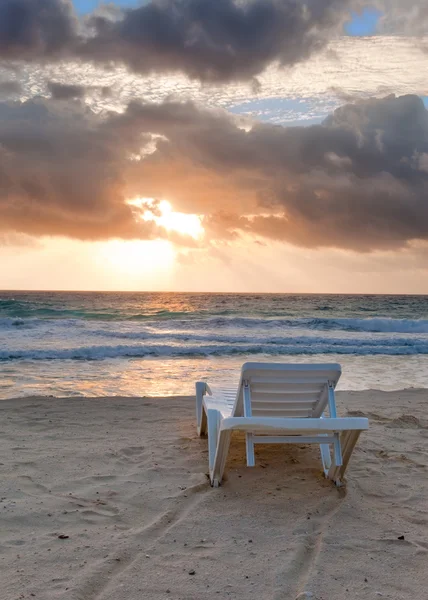 Prázdná pláž židle před moře — Stock fotografie