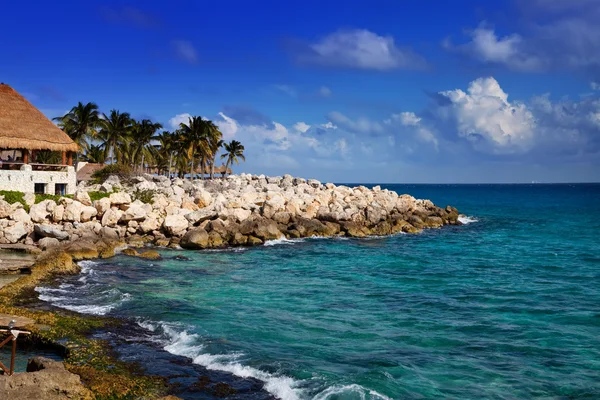 Побережье моря в парке Xcaret рядом с Козумел, Мексика — стоковое фото