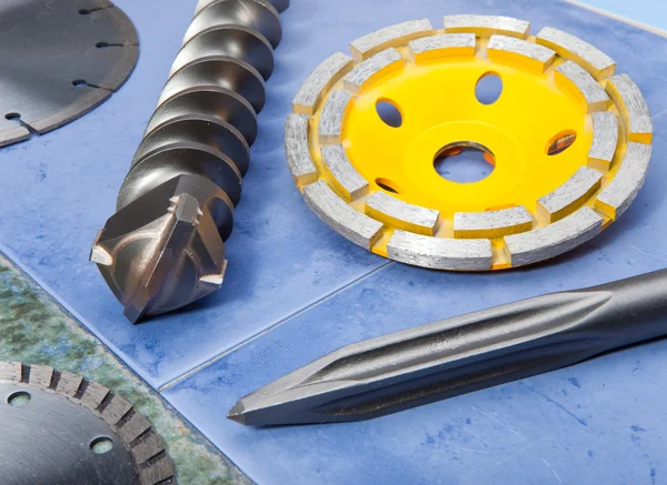 De tool - nozzle voor de perforatie en een schuurmachine schijf — Stockfoto