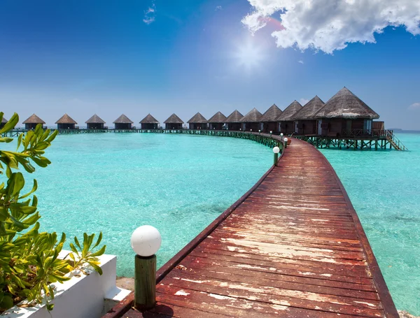 Hus på pålar på havet. Maldiverna — Stockfoto