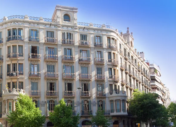 Hermosa fachada de la antigua casa. España. Barcelona — Foto de Stock