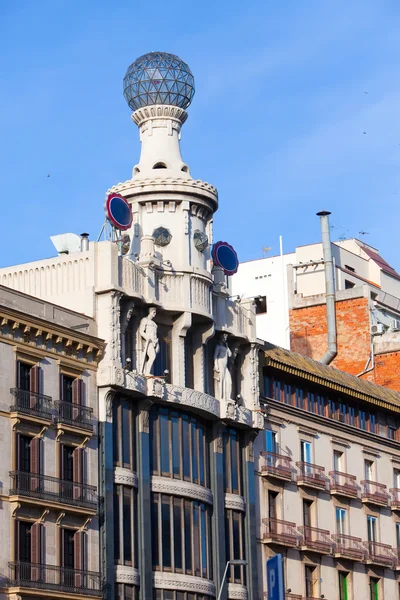 Hermosa fachada de la antigua casa. España. Barcelona — Foto de Stock